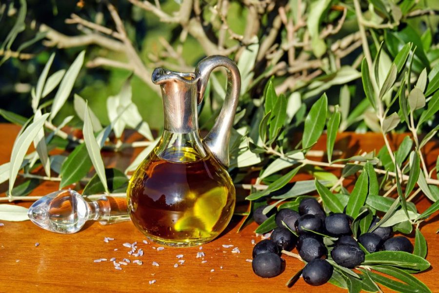 Olive leaf oil for hair contains phenolic compounds that may help improve and protect the health of hair follicles.