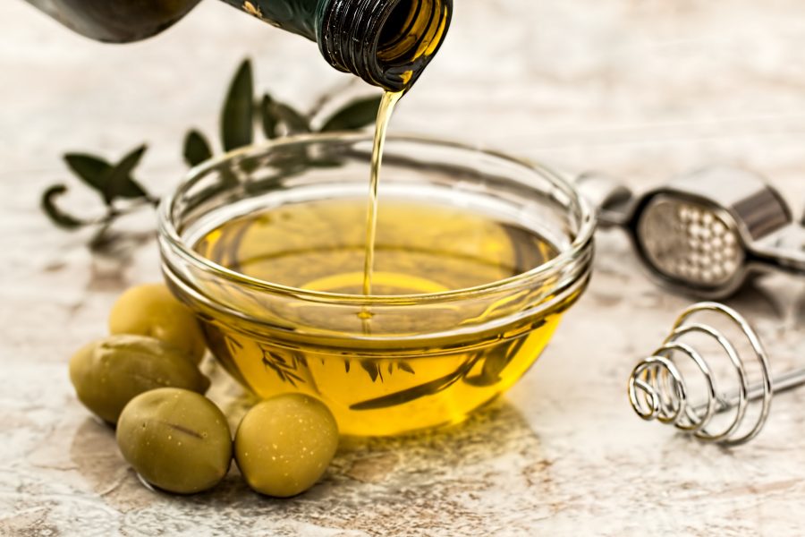 Olive leaf oil for hair contains oleuropein which can restart the anagen hair growth phase in mice.