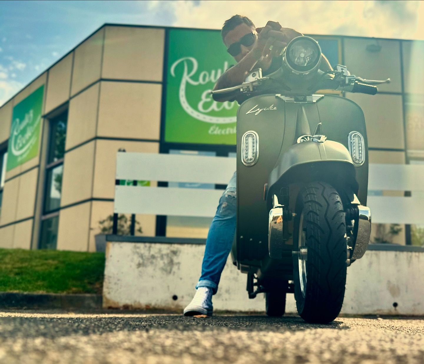 homme sur scooter vert