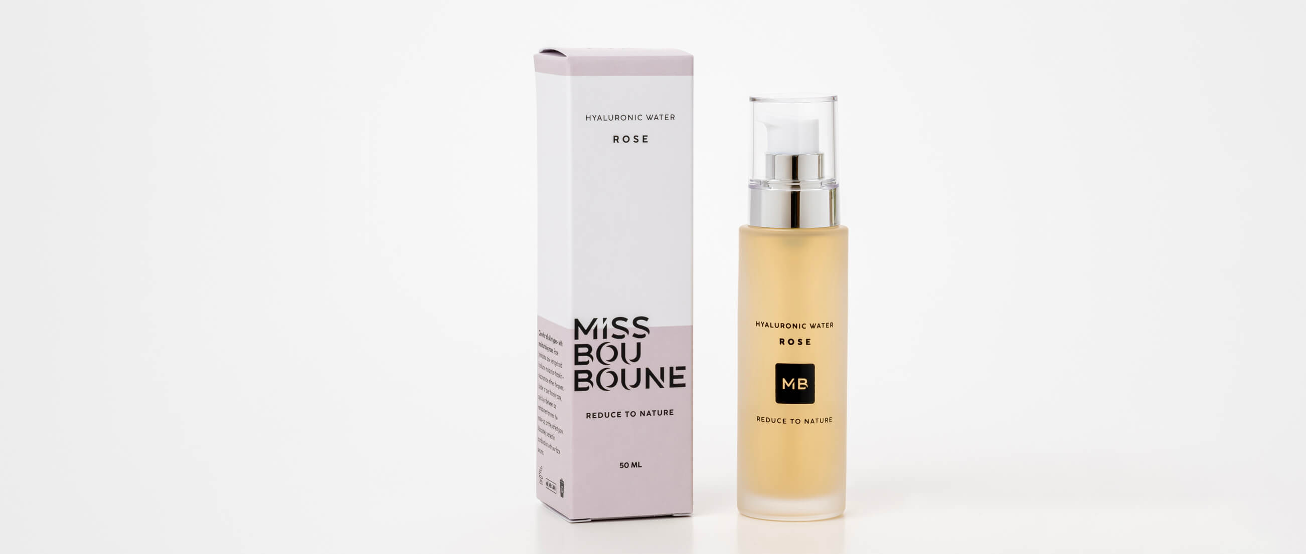 Flacon d'Eau Hyaluronique Rose Miss Bouboune, une formule hydratante à base de rose pour une peau fraîche, lisse et repulpée.