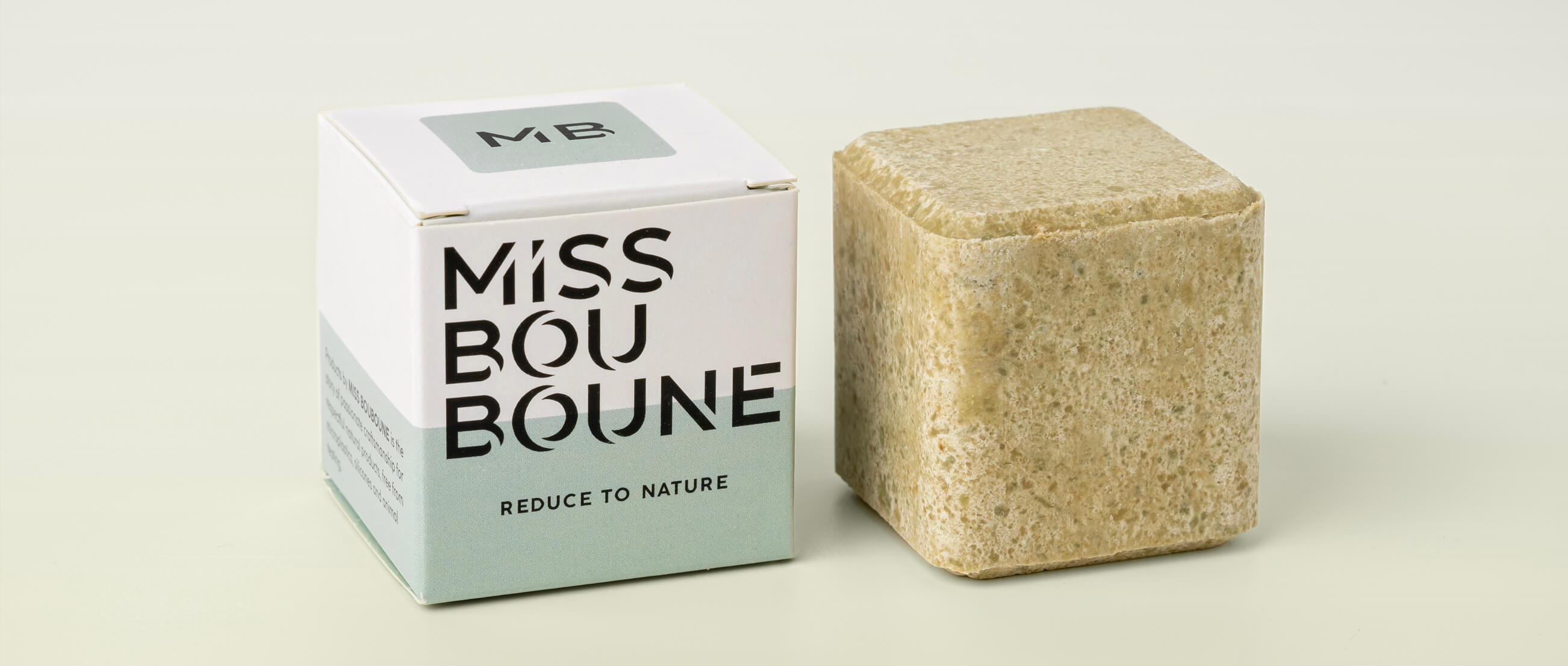 Shampooing solide LOU de Miss Bouboune, un soin naturel anti-pelliculaire et nourrissant, présenté avec son emballage écologique.