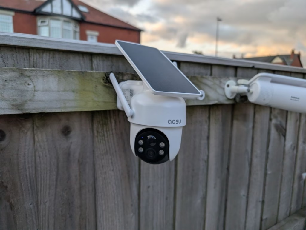 a real installation picture of aosu D1 classic on a fence