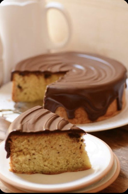 Cobertura de chocolate en un pastel de naranja