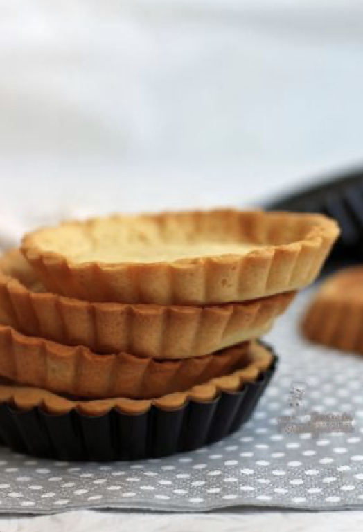 Varias bases para tartas de pasta sucreé ya horneándolas