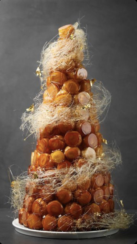 La imagen muestra un croquembouche decorado con azúcar 