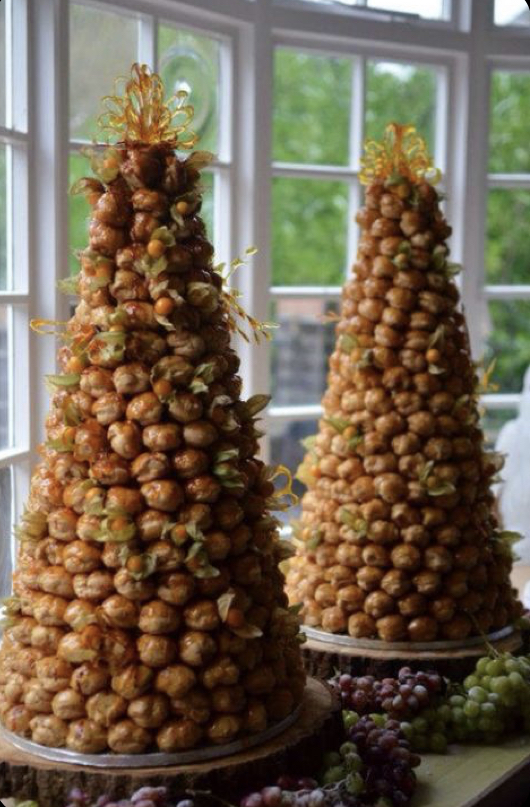 La imagen muestra un croquembouche decorado con azúcar 