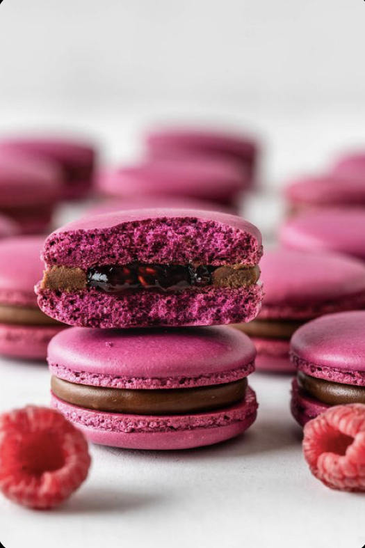 Macarrones color rosa con relleno de mermelada