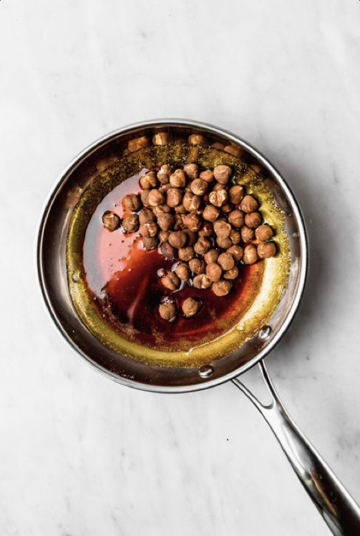 Sartén con azúcar y avellanas tostadas