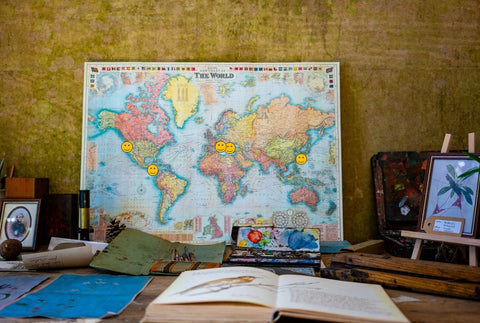 Las 5 Blue Zones del mundo. Foto de Nicola Nuttall en Unsplash (modificada con las ubicaciones)