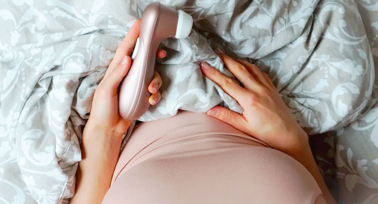 Aplicación del Succionador de Clítoris sobre zona íntima con manos femeninas
