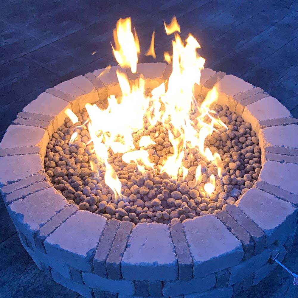 Penta burner flame pattern in a round gas fire pit