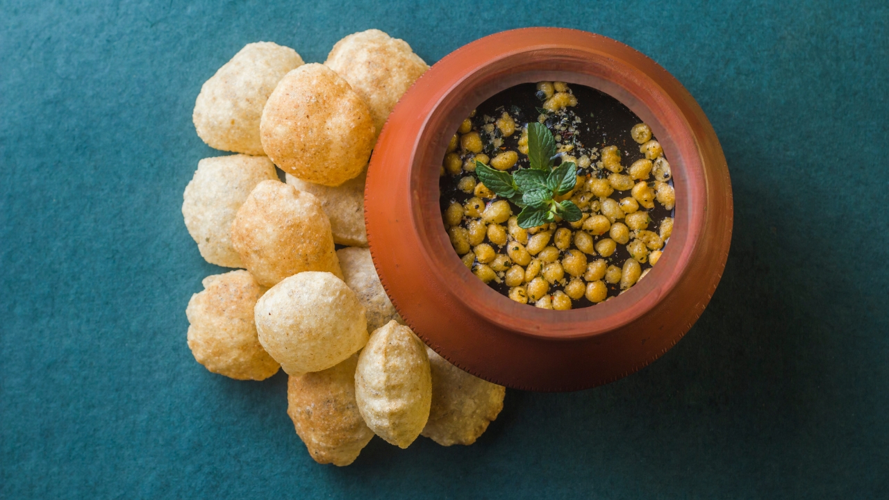 Pani Puri (Maharashtra’s Street Favorite)