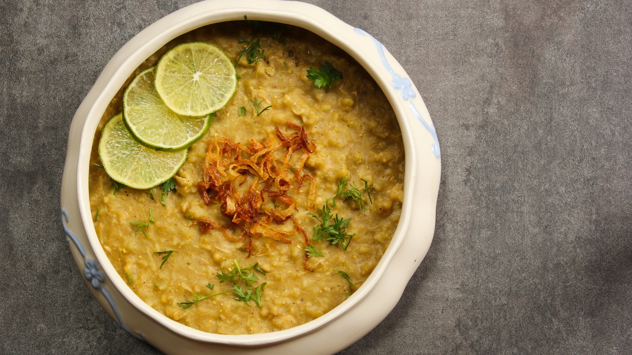 Hyderabadi Haleem in a bowl