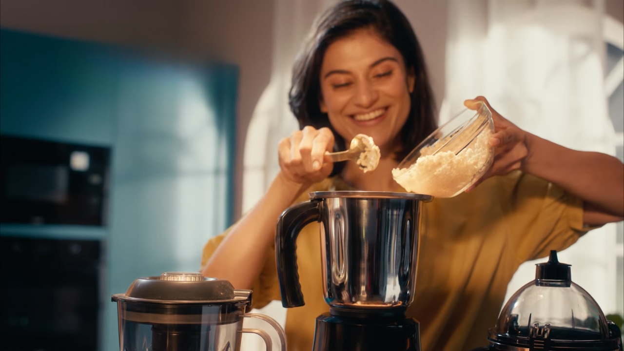 blending the spinach in a mixer grinder