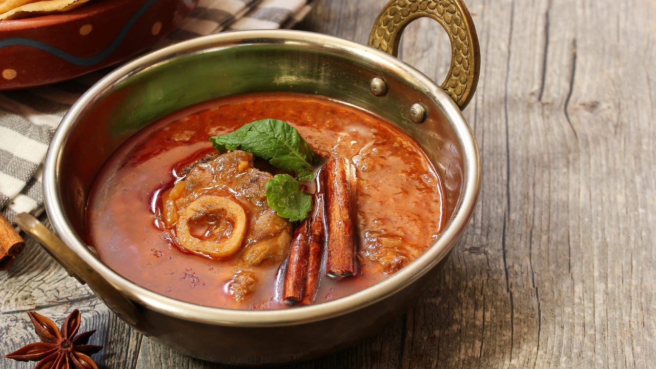 rogan josh served in a bowl