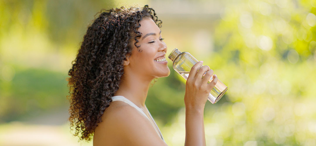 fitness lady drinking water mid run