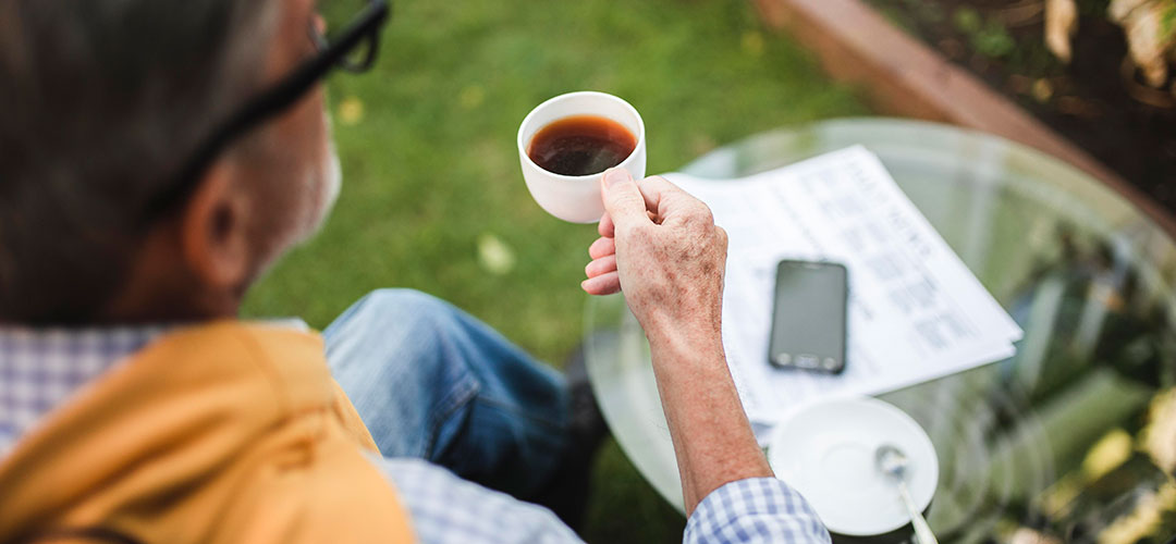 close-up-man-drinking-coffee-outdoors