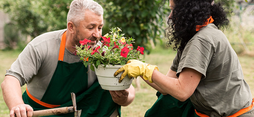 happy-senior-couple-with-flowers