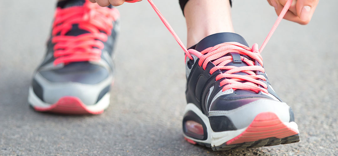 jogger-preparing-running-practice-close-up