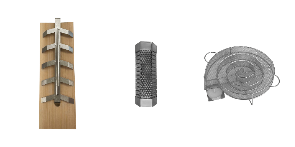 Accessori essenziali per l'affumicatura del salmone con il Kamado Kokko: bobina per l'affumicatura a freddo, tubo generatore di fumo e portapesce in acciaio inox.
