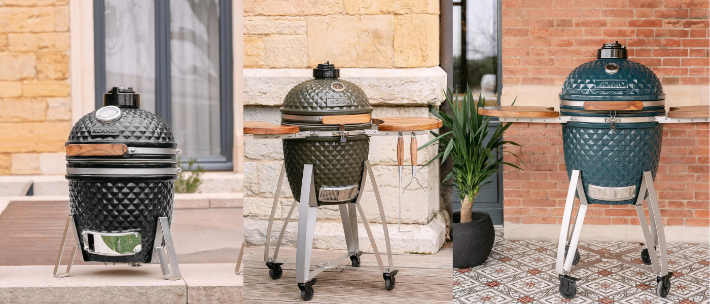 Les trois kamados KOKKO côte à côte en différentes tailles (16, 18 et 22 pouces)