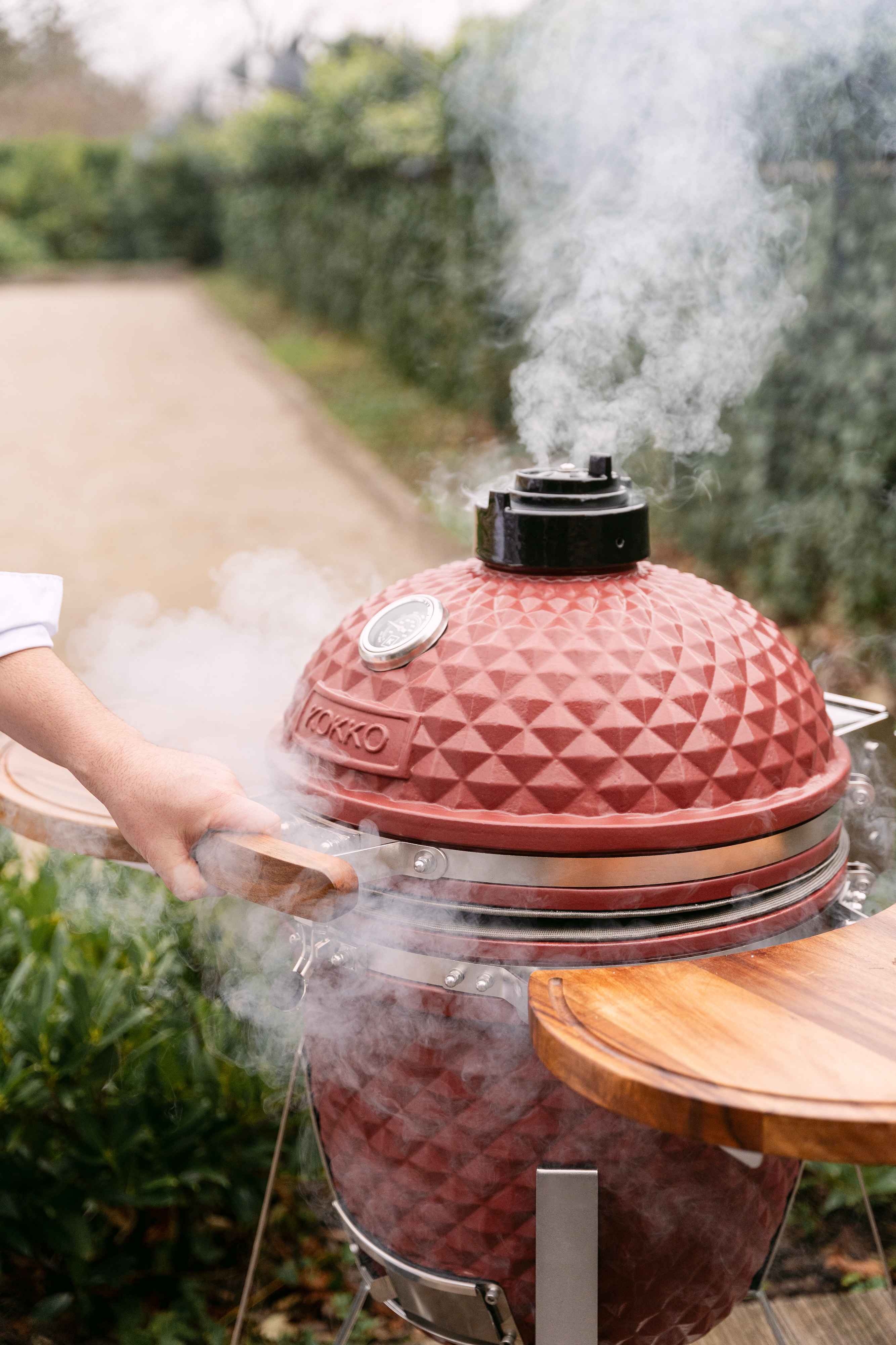 amado en céramique utilisé en extérieur avec de la fumée au sommet.