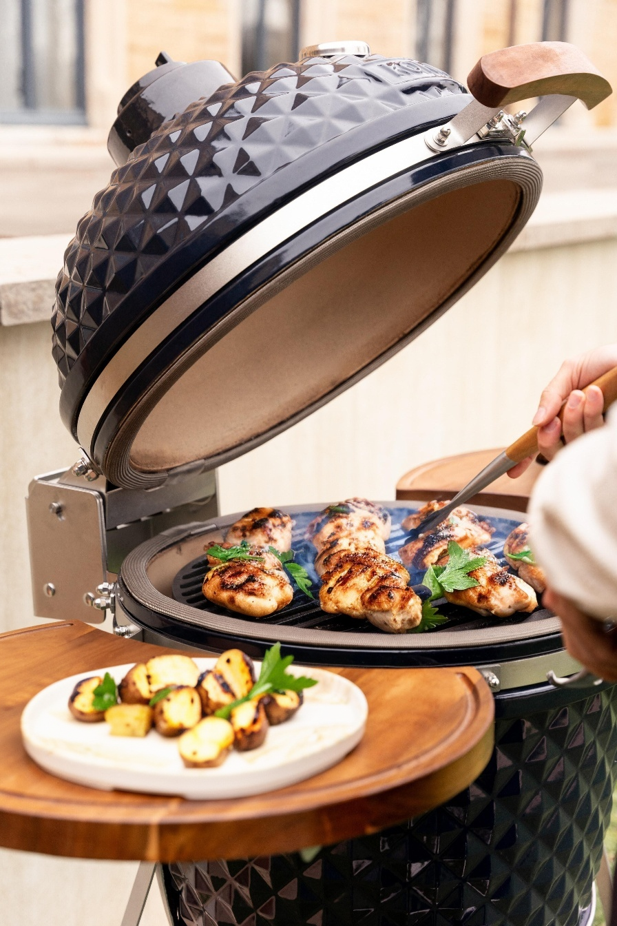 Filets de poulet grillés sur barbecue kamado avec pommes de terre rôties dorées et herbes fraîches