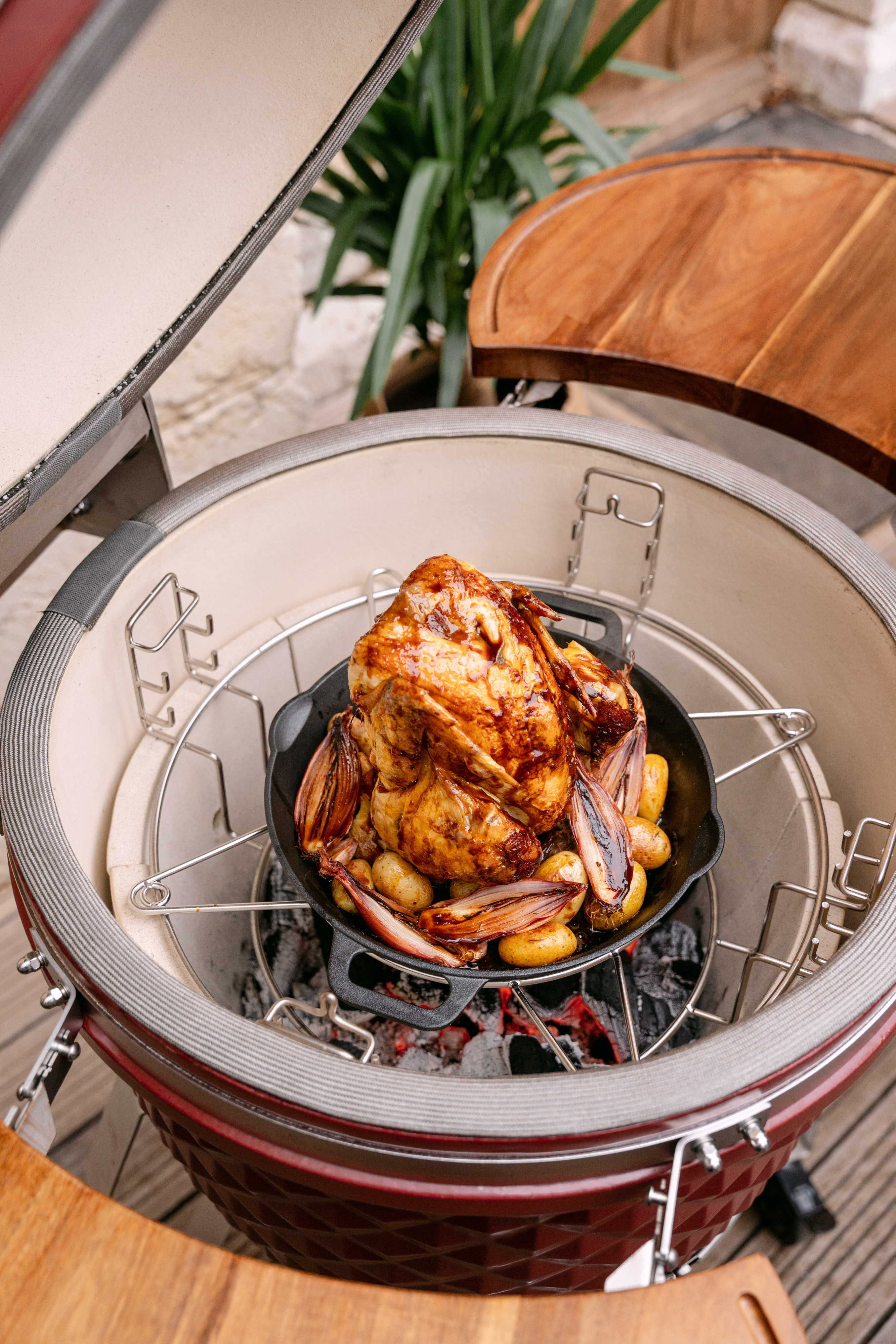 Poulet rôti entier avec pommes de terre et échalotes en cocotte, cuisson au barbecue kamado Kokko