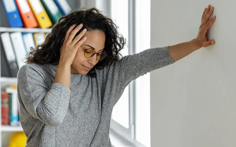 when should i worry about eye flashes