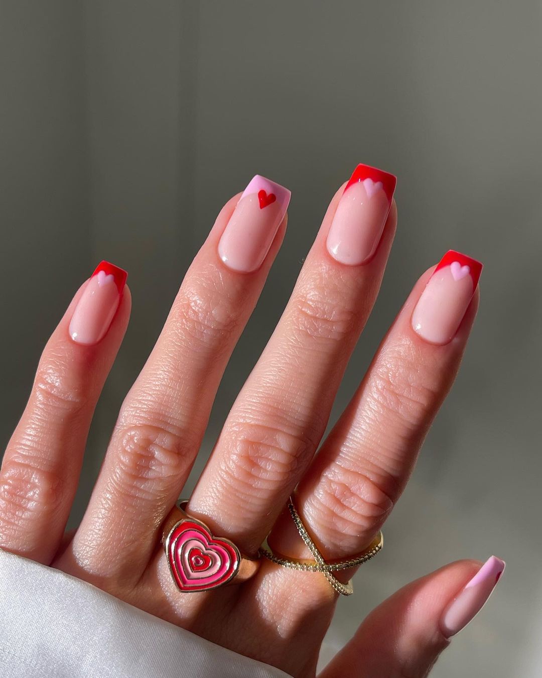 red and pink nails
