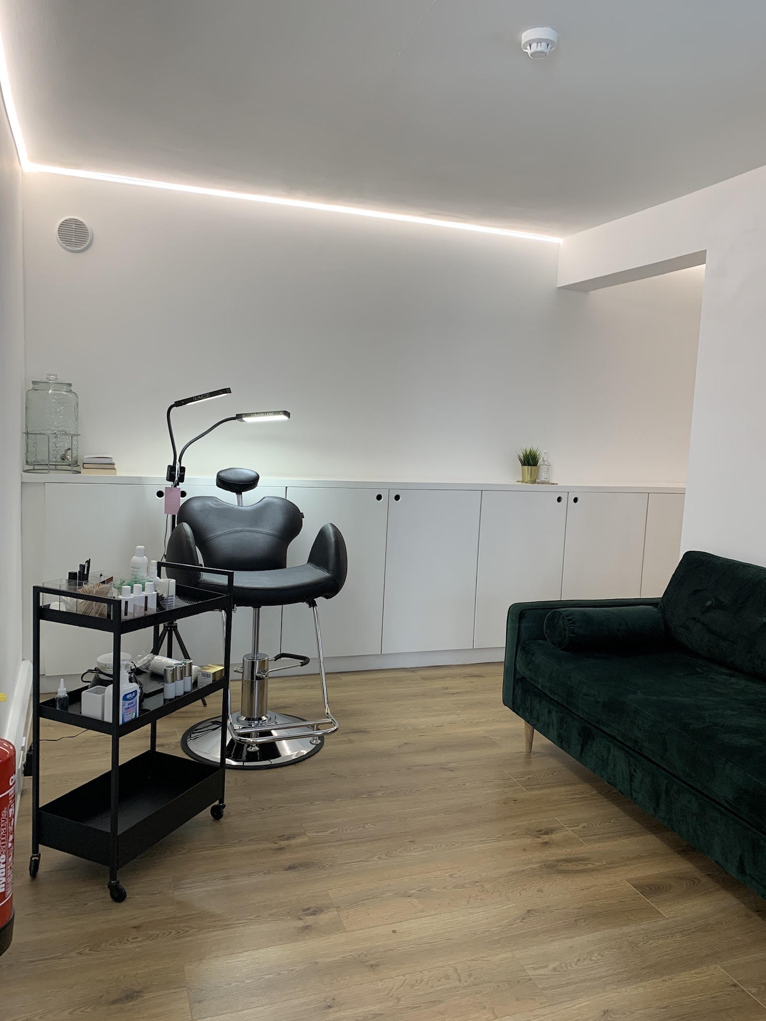 pwrbeautyhouseldn&nbsp;salon interior