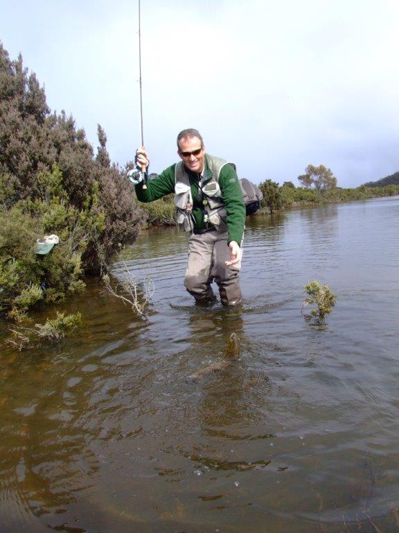 Fantastic but fleeting floodwater fishing at Little Pine Lagoon. The difference between minimum & maximum level is too small for sustained sport. By the next day, the lake was stable again and the flushed spiders etc. were gone.