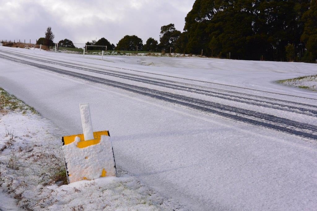 Snow at just 400m asl a few kilometres from the coast in the Otways.