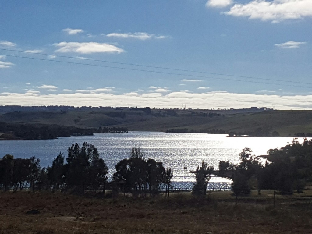 Pejar dam driving over the hill from Goulburn 