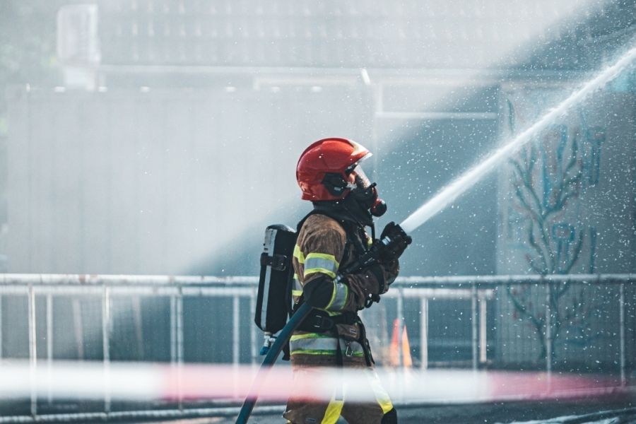Bombero con casco de seguridad rojo