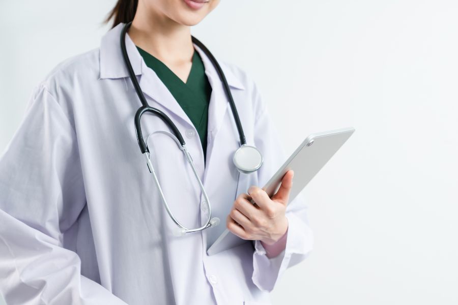 Vestuario para personal sanitario de Roly