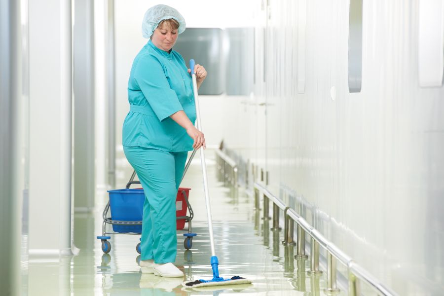 Ropa de trabajo para el personal de limpieza | Blog Naisa