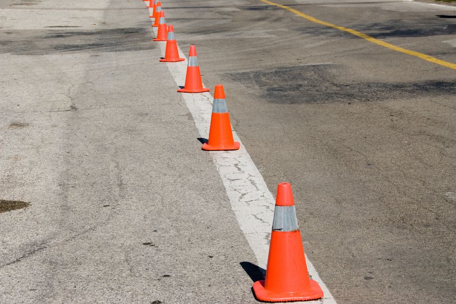 señalización mediante conos para la seguridad vial