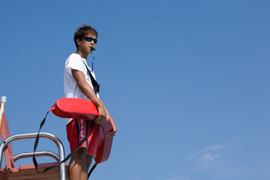 socorrista con silbato como herramienta de señalización