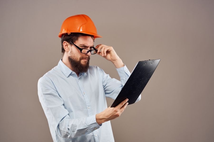 Hombre con casco laboral naranja